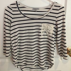 Quarter-sleeved shirt